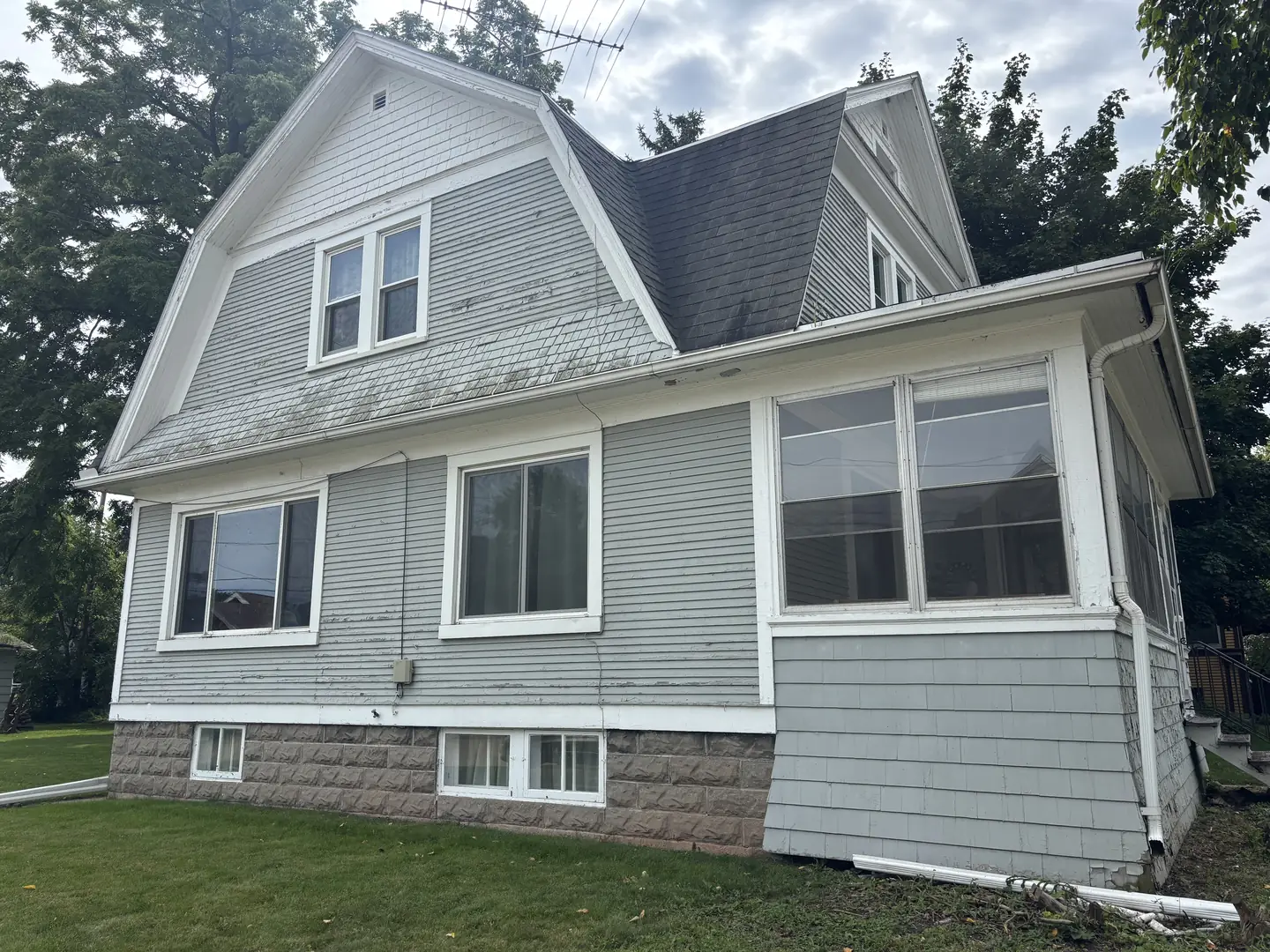 The same gambrel from the front, before